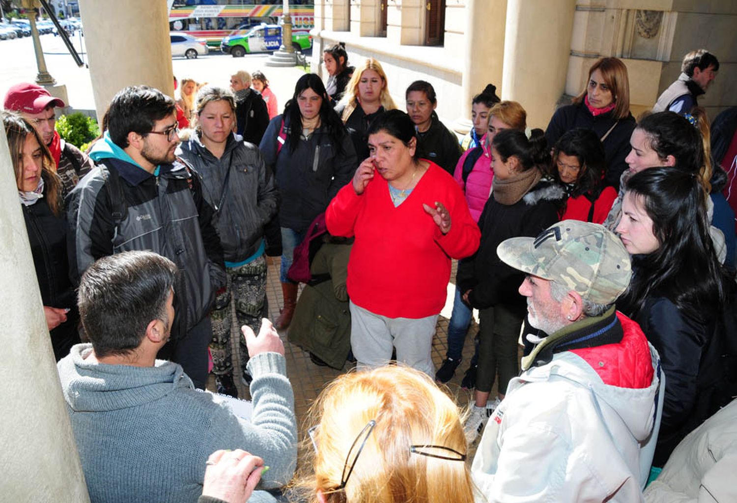 Referente social se encadenó en la Municipalidad para exigir refuerzos alimentarios