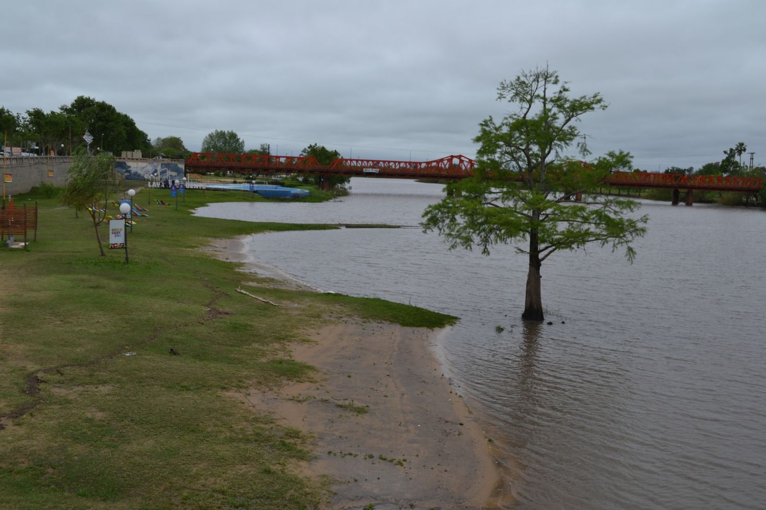  Por las lluvias el río tuvo un repunte de 2,28 metros y comenzó a bajar