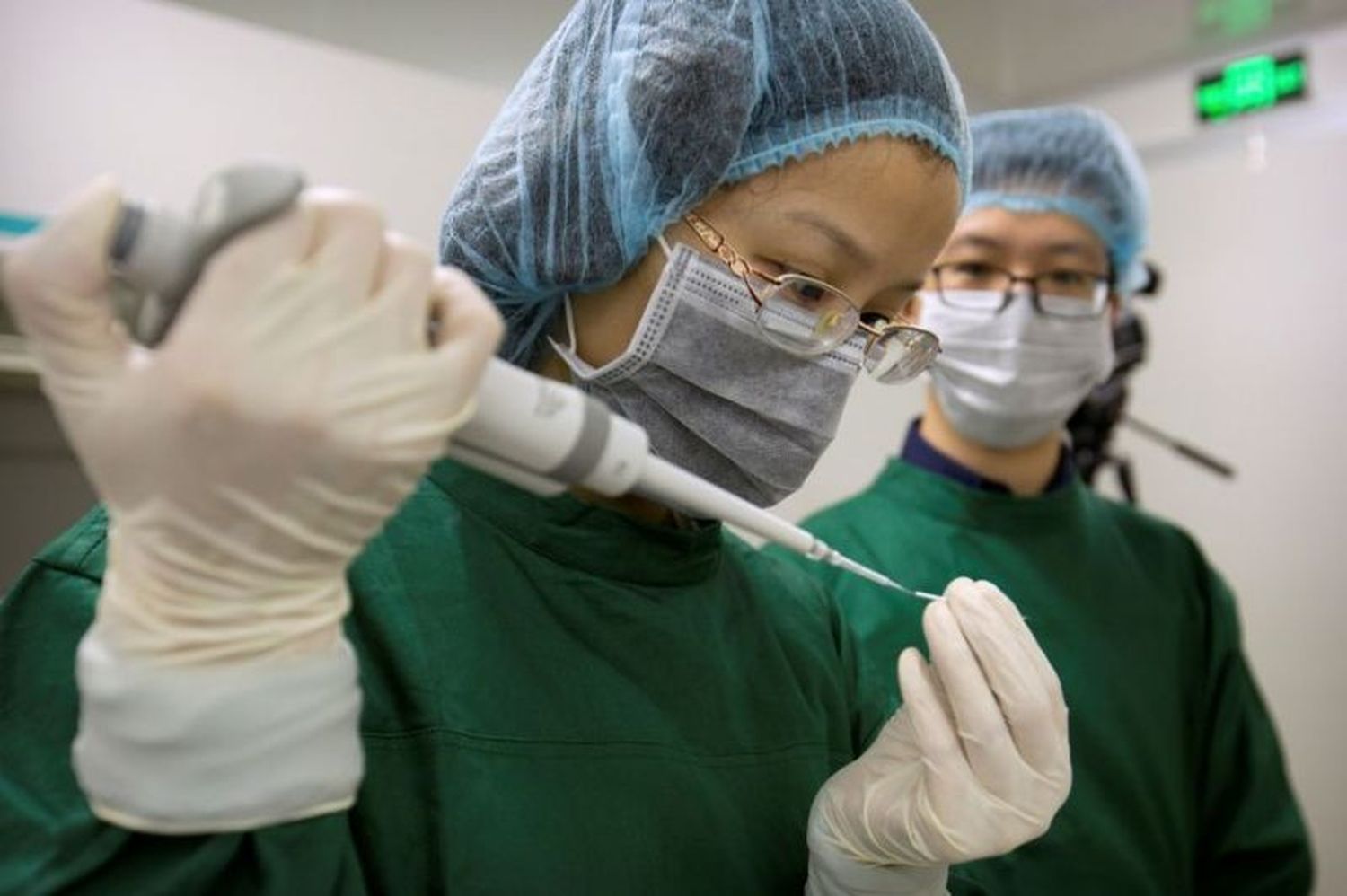 China investigará el caso de los bebés editados genéticamente