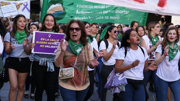 Las golpearon y las amenazaron con cuchillos
