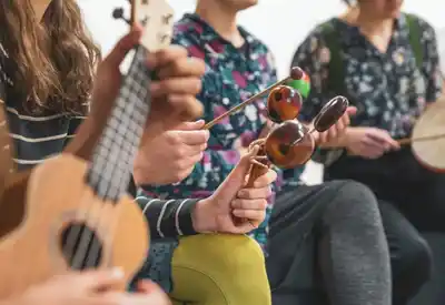 Estrés y ansiedad en aumento: la musicoterapia emerge como una herramienta eficaz para cuidar la salud mental