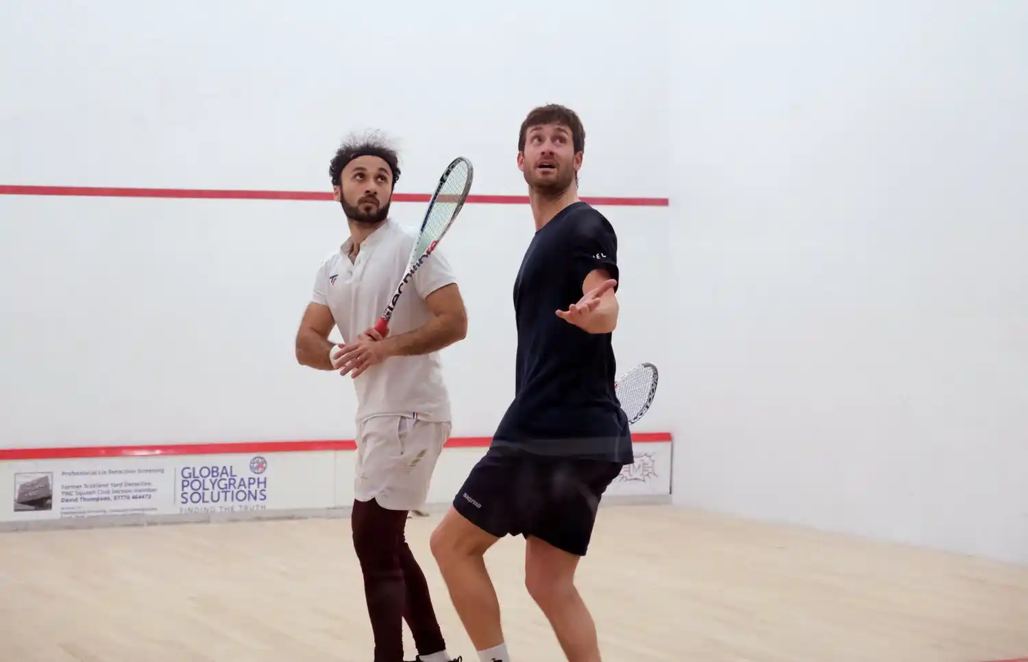 El marplatense Leandro Romiglio dialogando con el juez del partido.