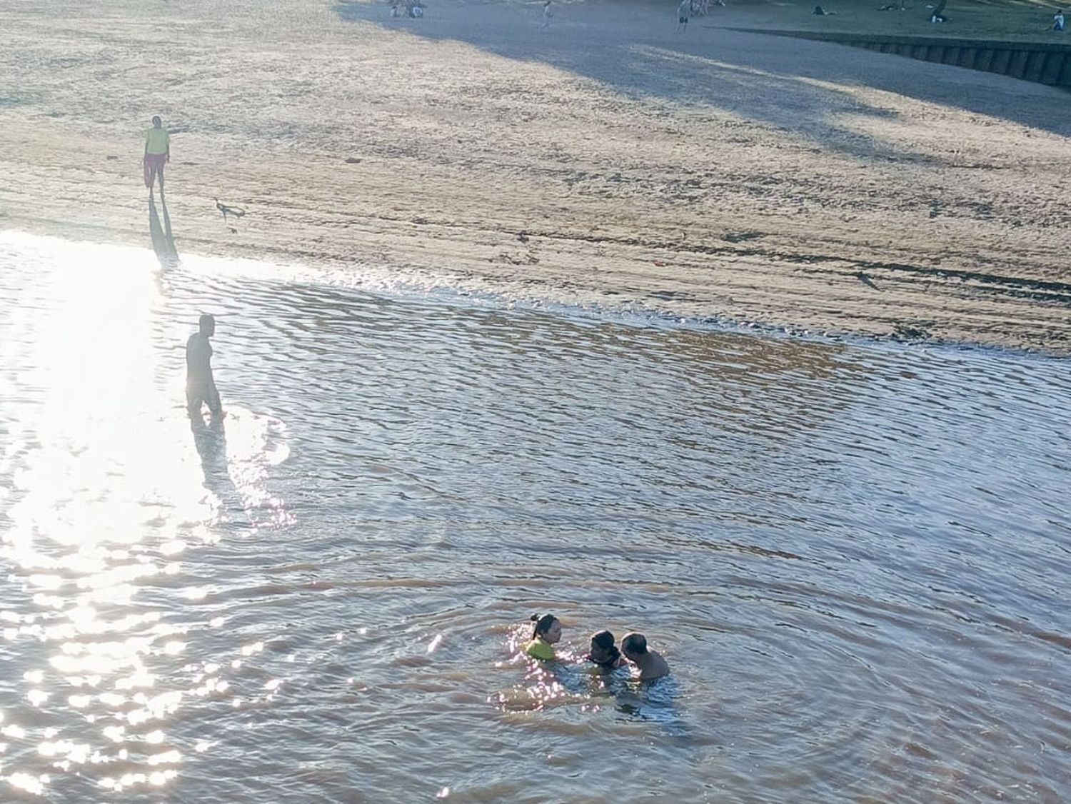 Guardavidas rescataron a una niña de 12 años que cayó al agua