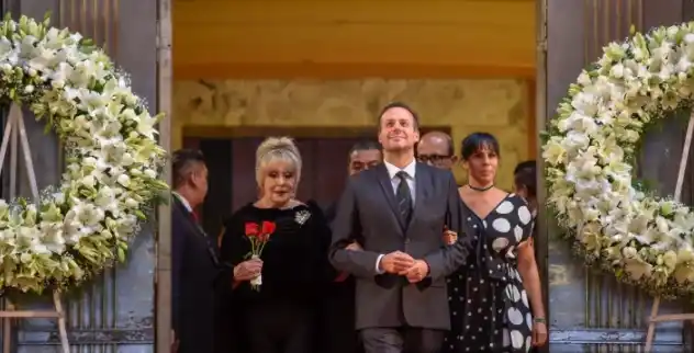 Anel llegando al funeral mexicano de José José con sus hijos Foto AFP