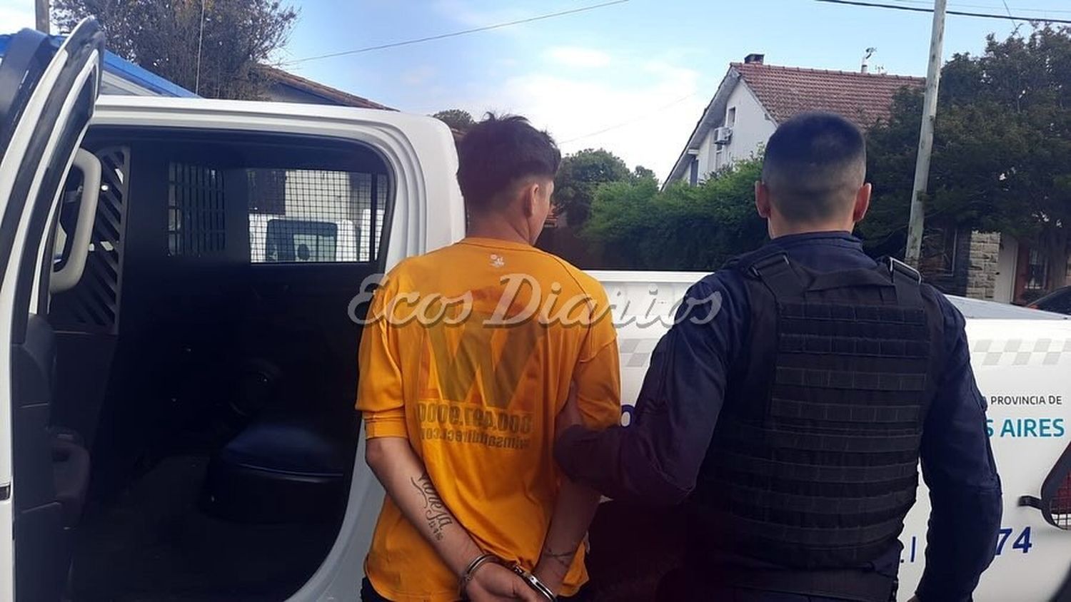 Esposado. Se llevó la Policía a uno de los jóvenes acusados de participar en el hecho