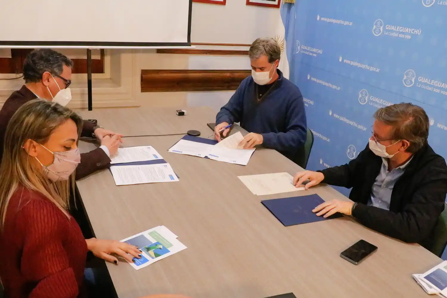 El intendente firmó un convenio de colaboración con el titular del INTI