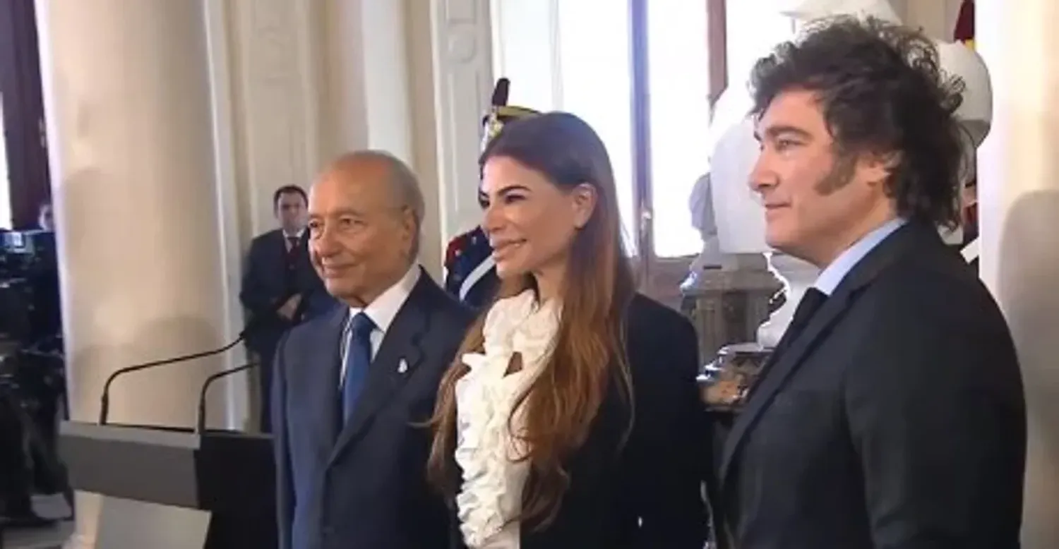 El presidente Milei inauguró el busto de Menem en la Casa Rosada