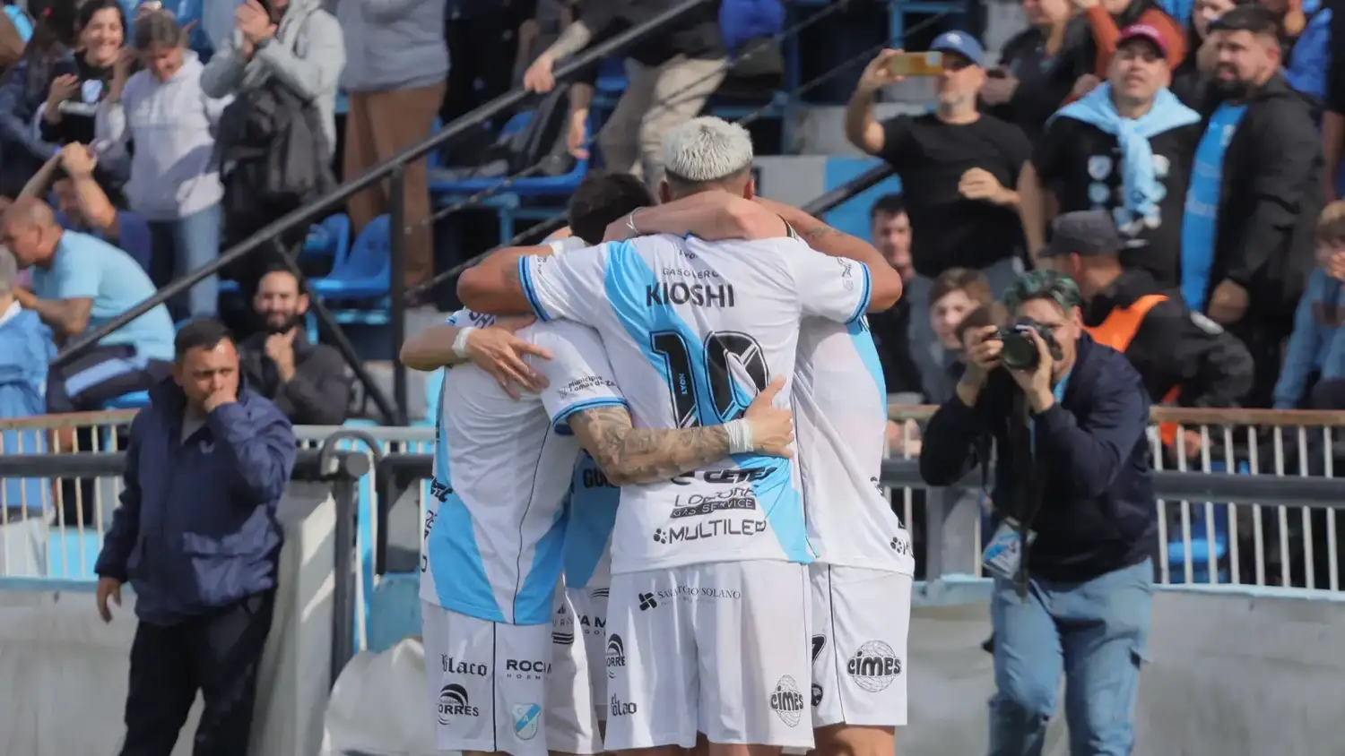 Temperley se acercó a Tristán Suárez.