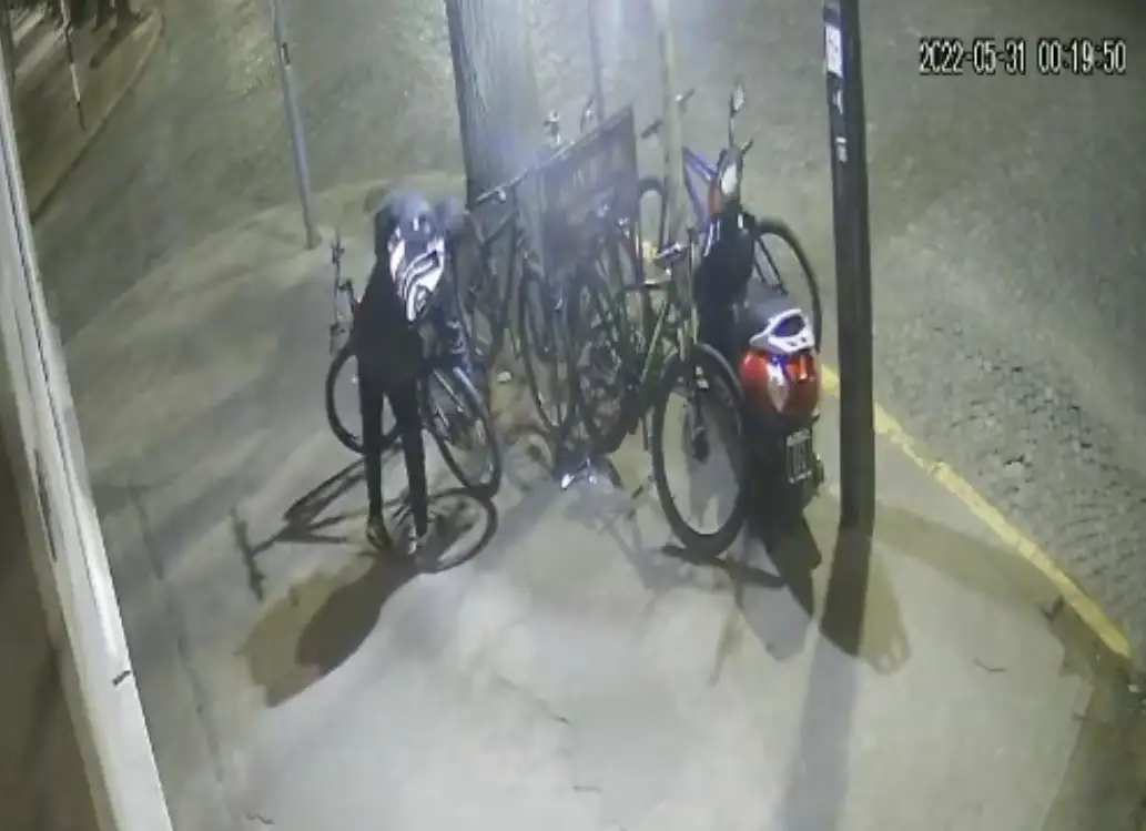 Robó una bicicleta en la puerta de un reconocido restaurant y quedó registrado en las cámaras