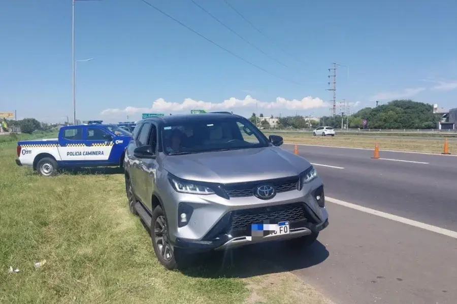 Lo multaron por exceso de velocidad en Córdoba y se agarró a las piñas con los policías