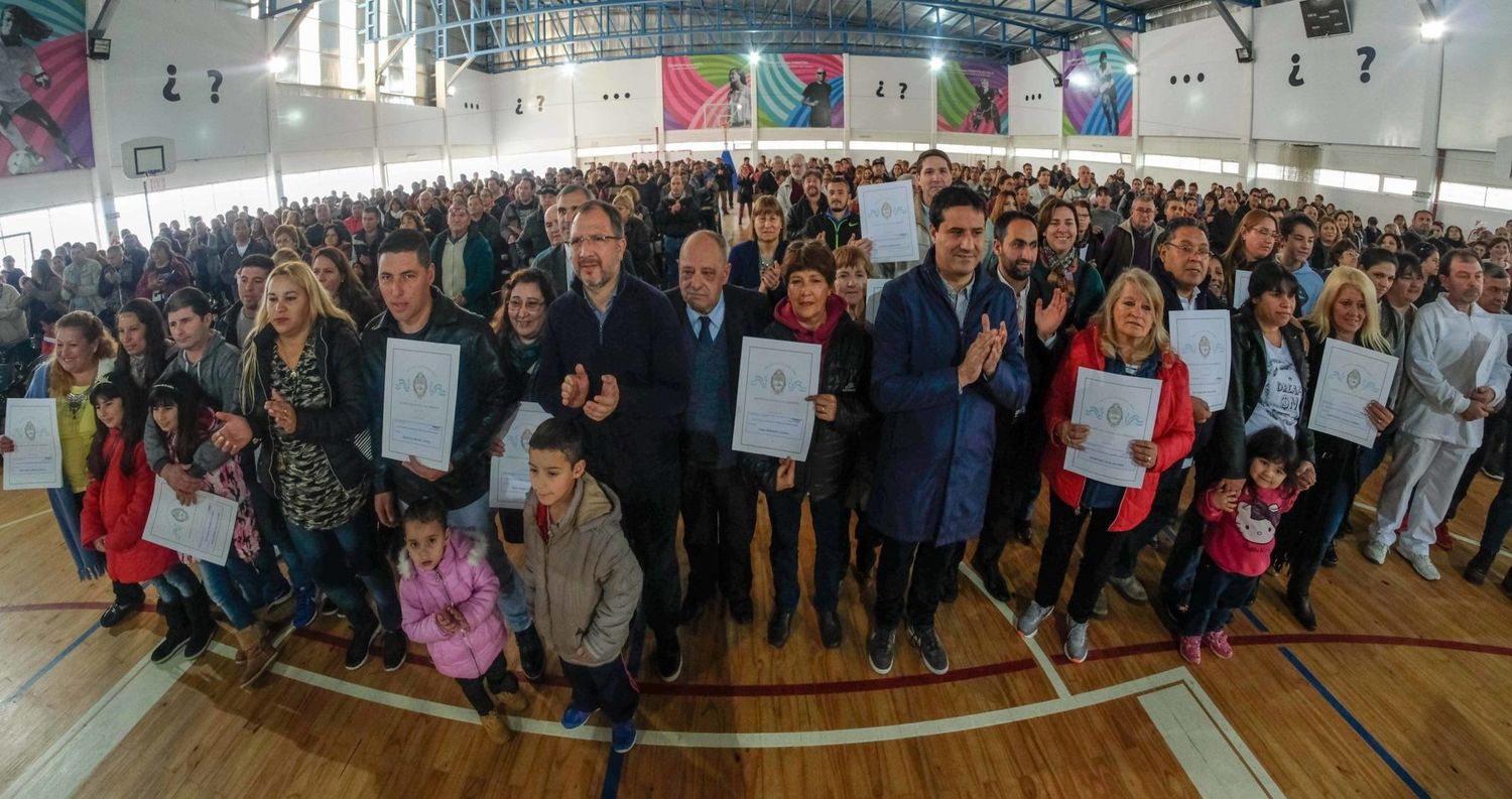 El Municipio entregó 264 escrituras a vecinos