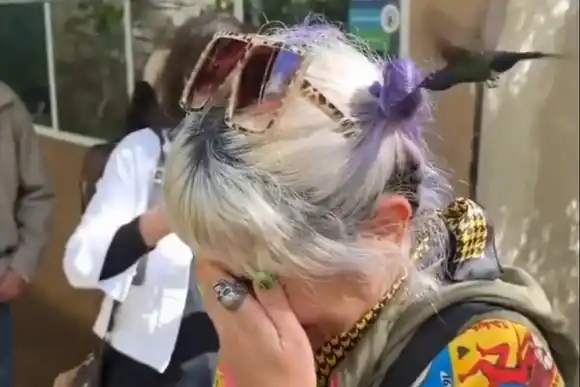 Confundió su pelo con una flor