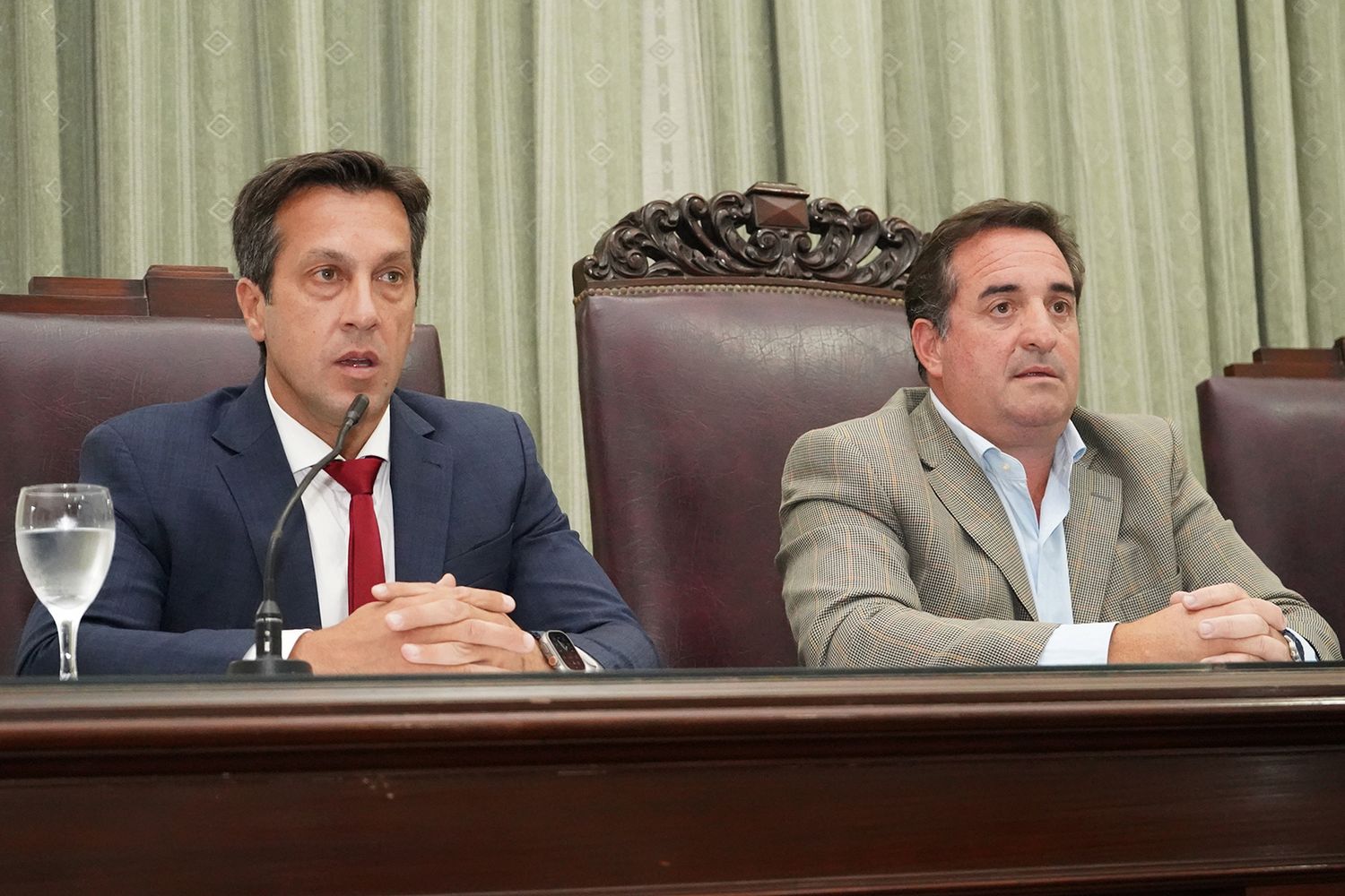 Arturo Rojas. acompañado del presidente del Concejo, Guillermo Sánchez