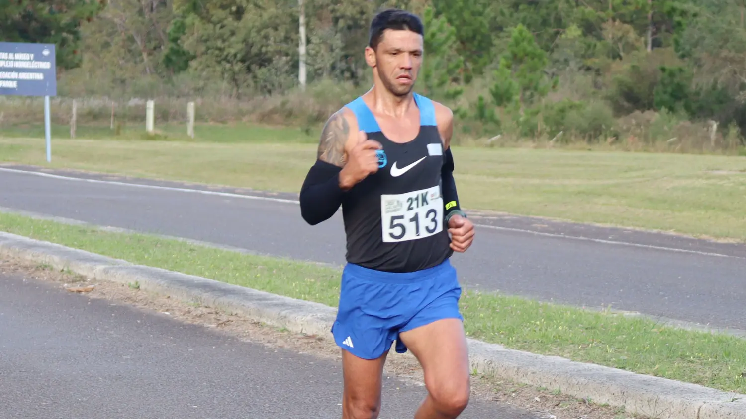 Julio Saroba de Uruguay y Daniela Penoni de Chajarí ganaron el medio maratón en el Lago