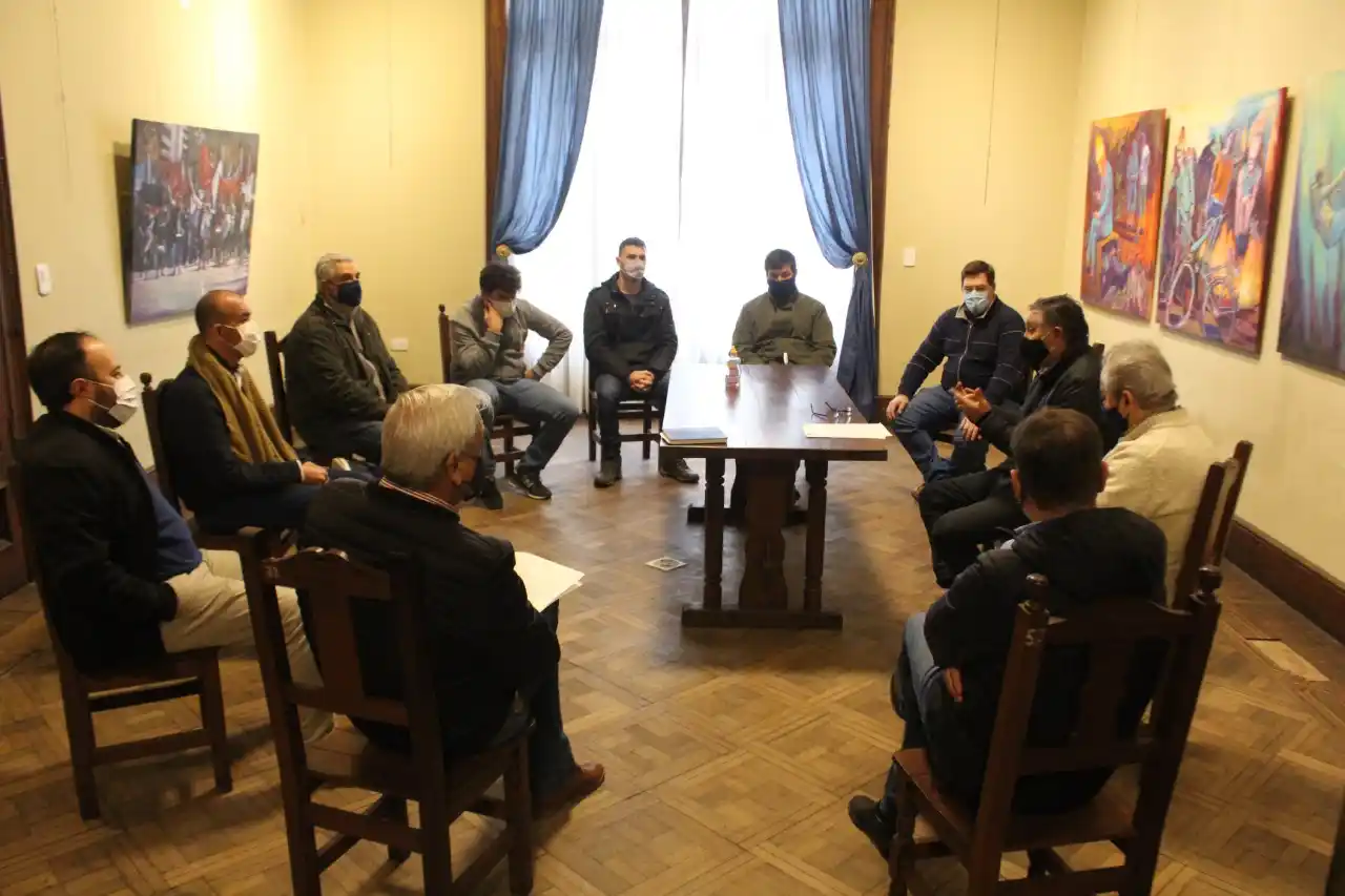 Funcionarios municipales se reunieron con la comisión vecinal Camino de la Costa