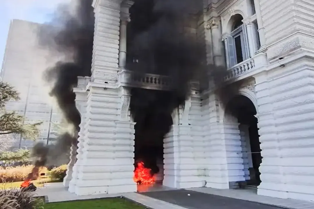 Fuego en el acceso a la municipalidad: daños millonarios