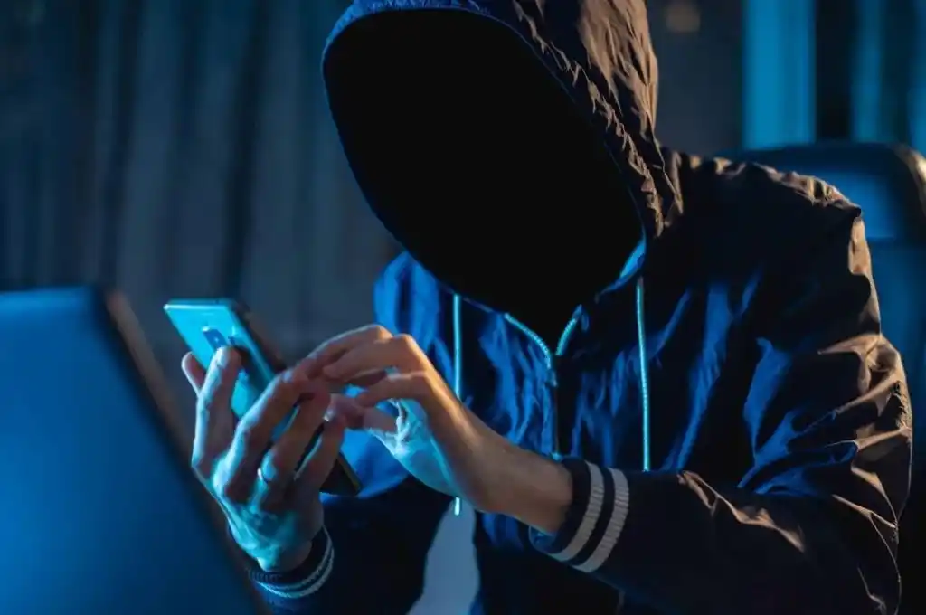 Clonan la voz de un gerente y estafan a un banco por 35 millones de dólares