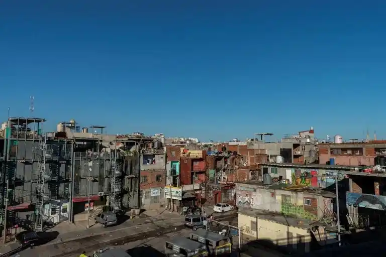 Una familia necesita casi $ 120 mil por mes para no ser considerada pobre