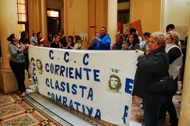 La Corriente Clasista y Combativa reclamó en el hall del Municipio