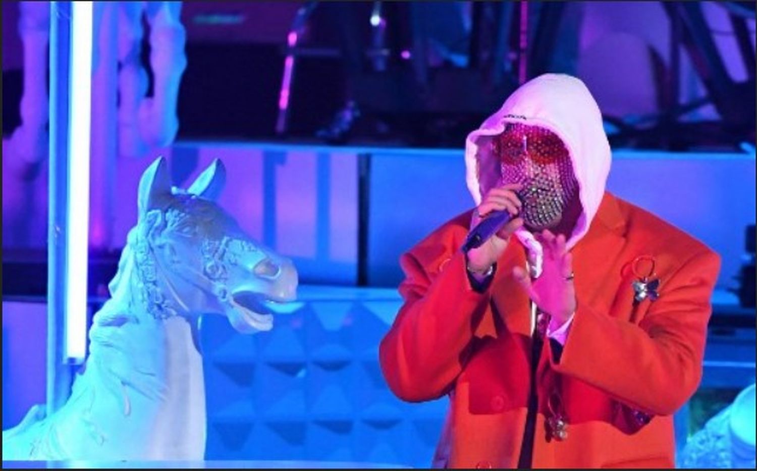 Nuevos zapatos de Bad Bunny vienen en este curioso empaque