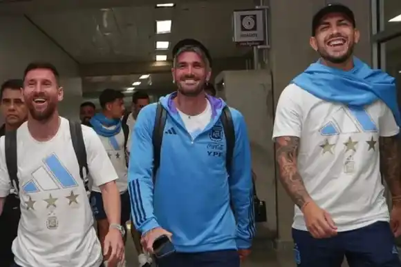 La Selección Argentina fue recibida por hichas y cánticos al llegar a Brasil