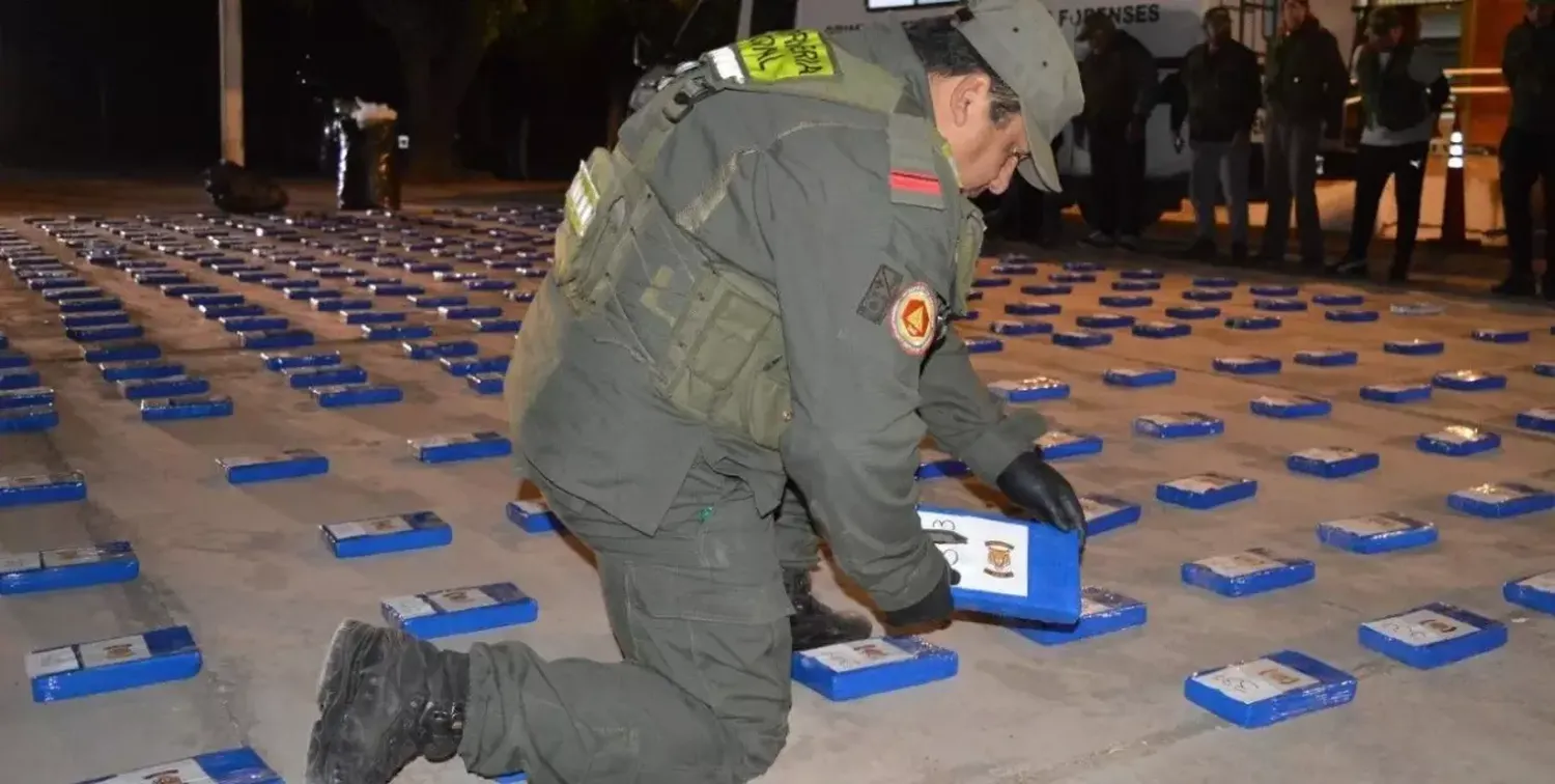 Encontraron más de 400 kilos de cocaína dentro de un camión cisterna