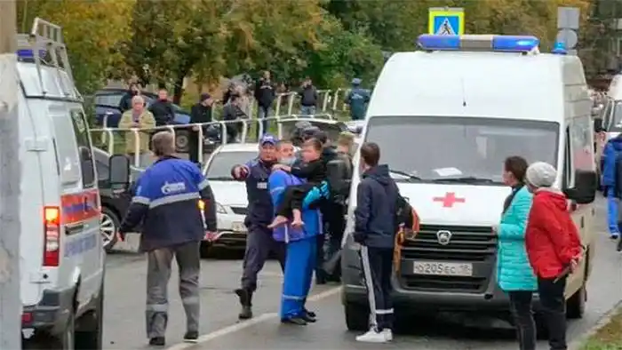 Trece muertos, entre ellos siete niños, en un ataque en una escuela en Rusia
