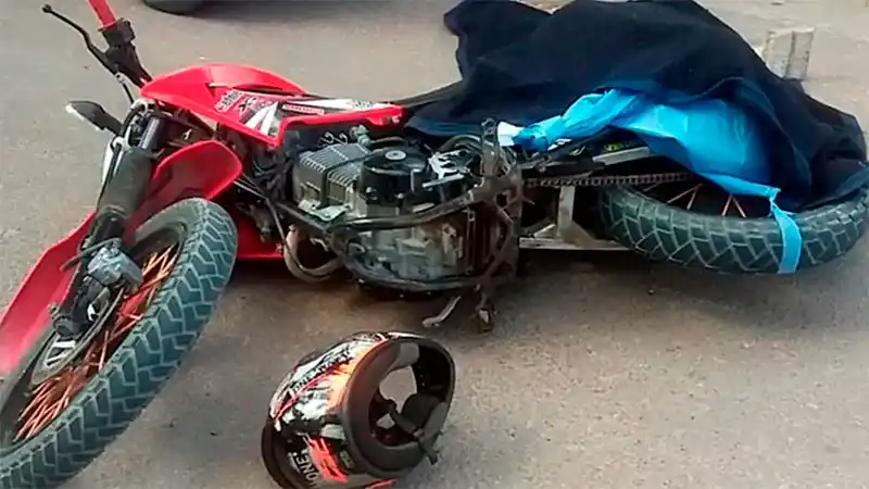 Trágico accidente durante los festejos: un motociclista se ahorcó con una bandera