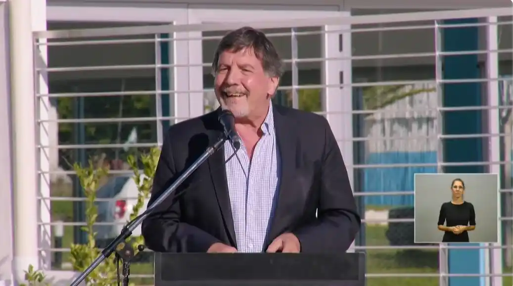 ¿Sería un discípulo de Conan?: el insólito momento que vivió Sileoni con un perro en Castelli cuando criticaba a Milei