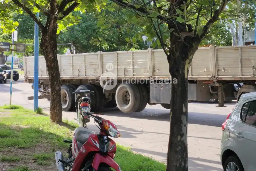 Grave accidente en bulevar Roca: una mujer sufrió lesiones severas tras ser arrollada por un camión
