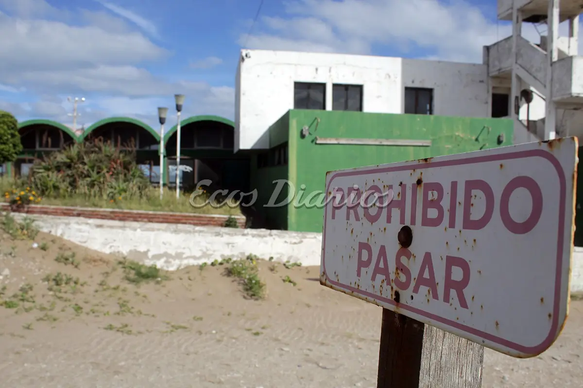 Contraste. Entre lo que reza el cartel y el acceso abierto al edificio central, con varias roturas