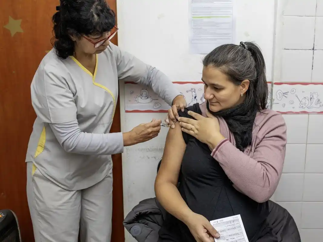 Embarazadas entre las 32 y 36 semanas pueden vacunarse contra el Virus Sincicial Respiratorio en todos los CAPS