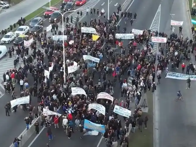 300 puesteros de La Salada generaron caos: se aplicó el protocolo antipiquetes.