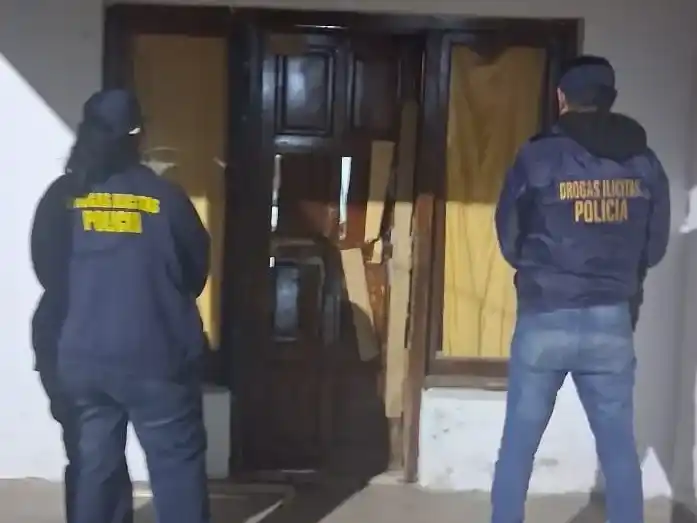 Oficiales. Frente al inmueble de calle 67, entre 94 y 96, donde ocurrió el procedimiento