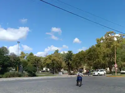 El clima este sábado se presenta caluroso y con posibilidad de lloviznas