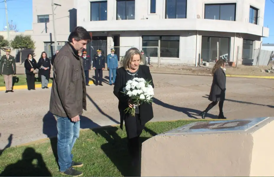 Mandatarios municipales colocaron una ofrenda floral.