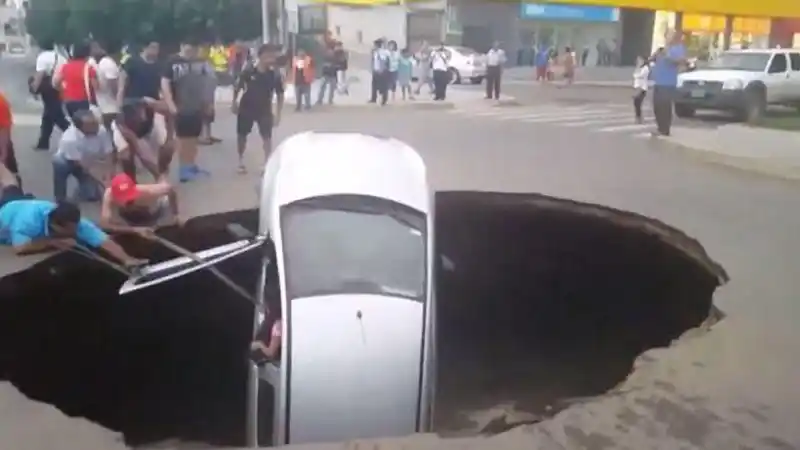 VIDEO: Un enorme pozo se "traga" un auto con una familia en Perú 