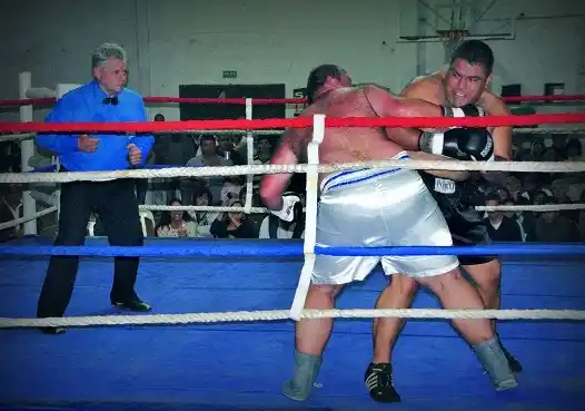 Boxeo: Esta noche, duelo de pesados en Pueblo Nuevo