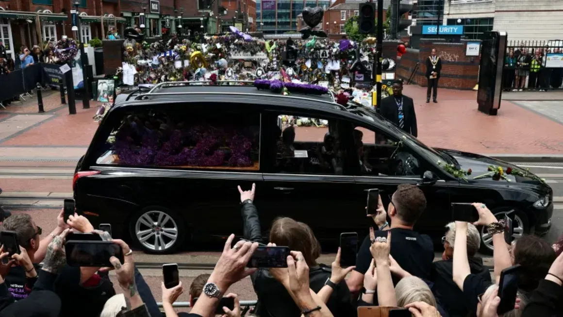 Multitudes se reúnen en el puente Black Sabbath, llamado así en honor a la banda de heavy metal, mientras el cortejo fúnebre de Ozzy Osbourne, su exlíder, pasa por su ciudad natal, en Birmingham, Inglaterra, el 30 de julio de 2025. Jack Taylor/Reuters