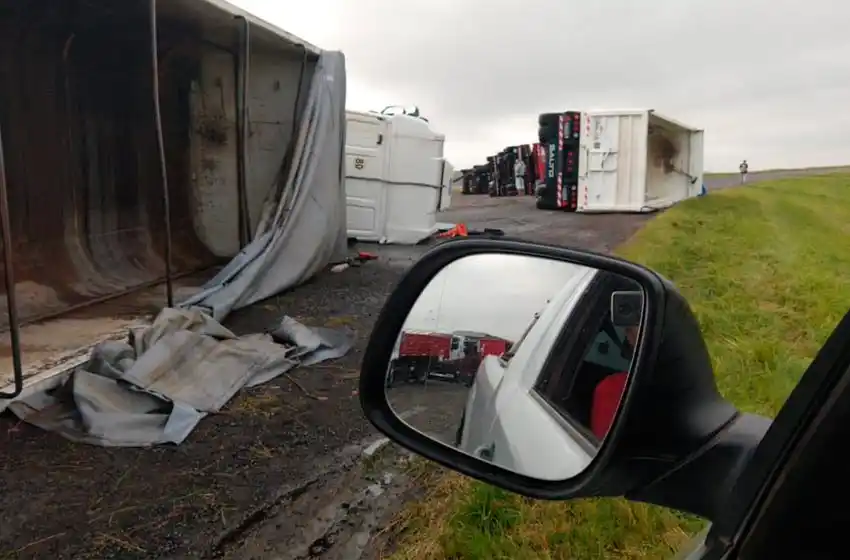 Volcaron cinco camiones por los fuertes vientos en una ruta de Azul