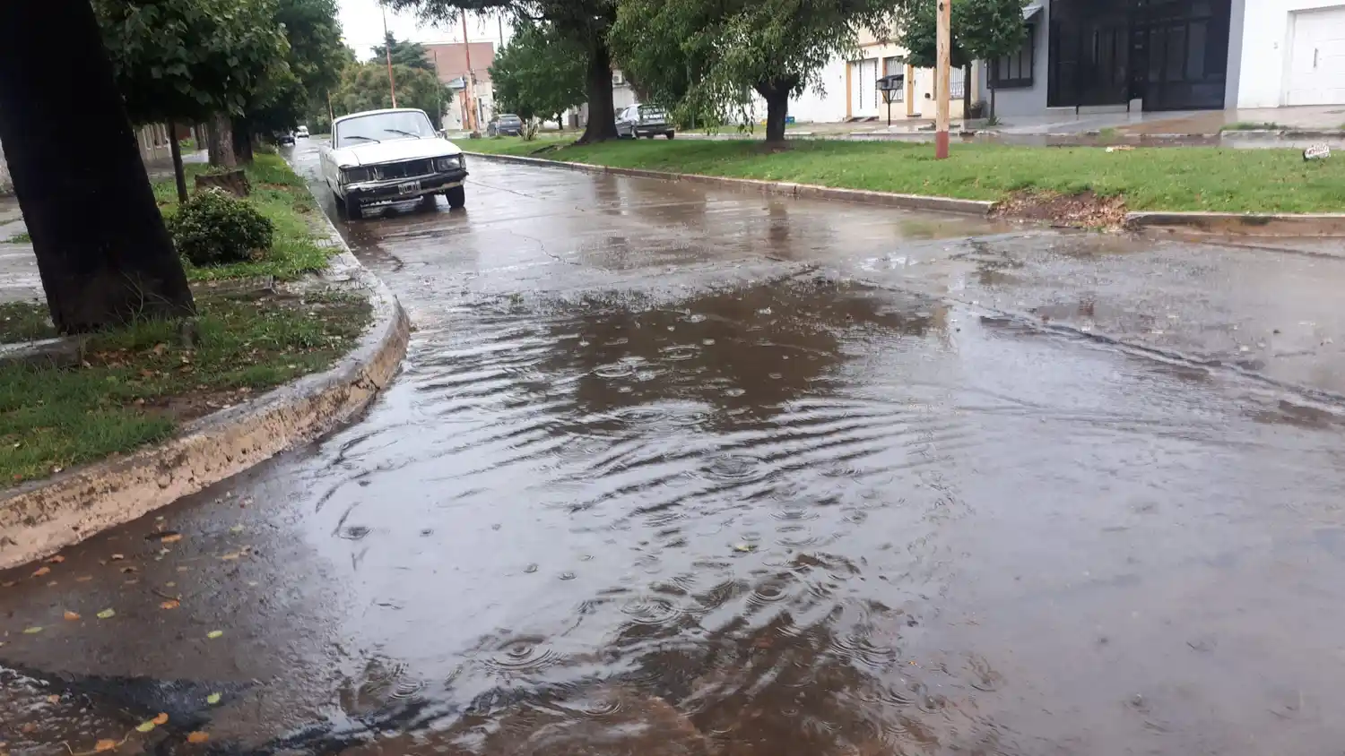 La zona de Sarmiento e Yrigoyen, este viernes por la mañana, bajo la lluvia. Foto: La Opinión.