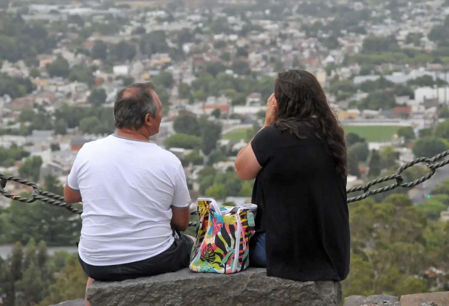 A pesar del clima, los turistas continúan visitando Tandil durante febrero