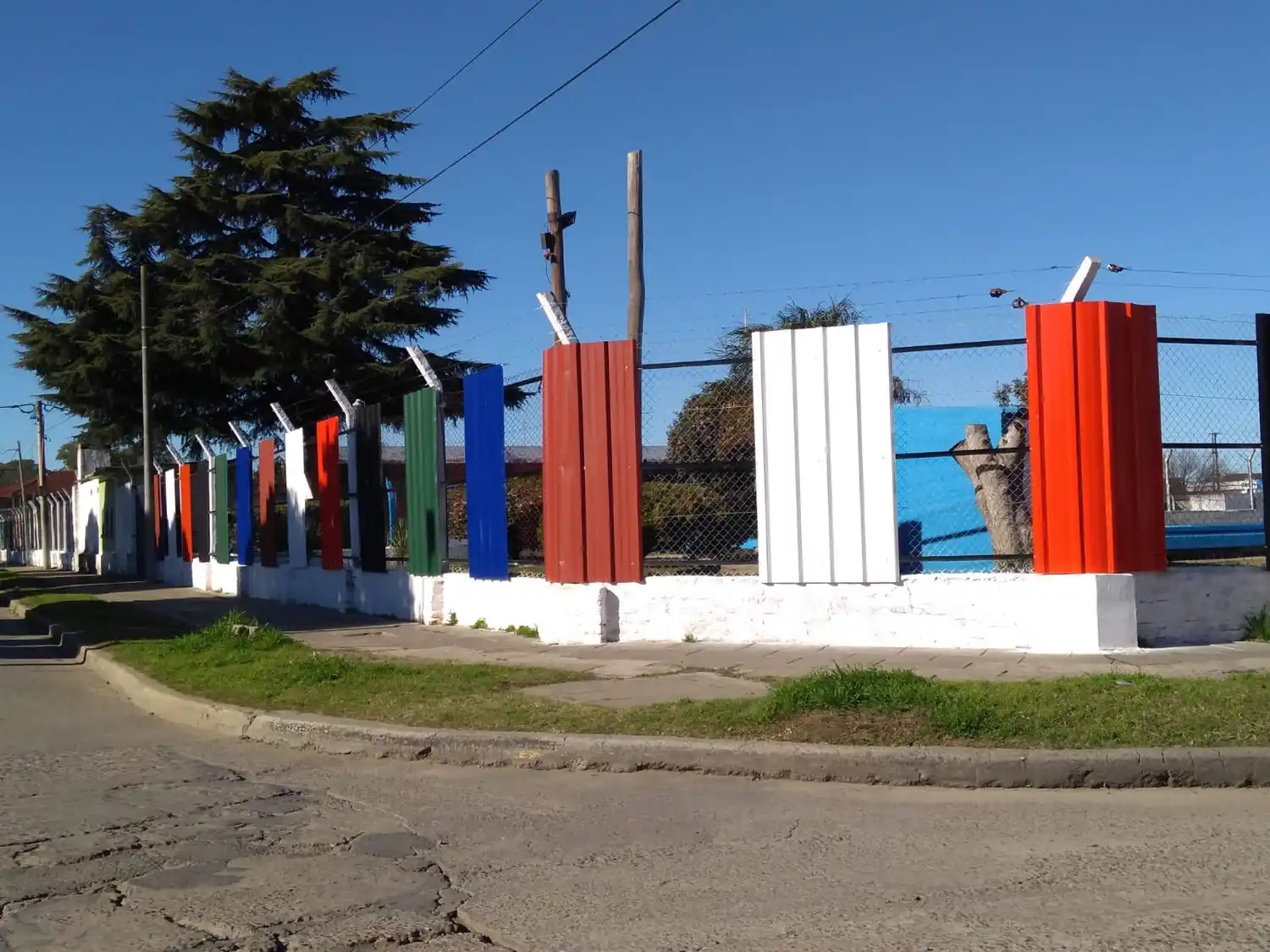 Obra en el Estadio Municipal: así queda el perímetro con la colocación de chapas de colores
