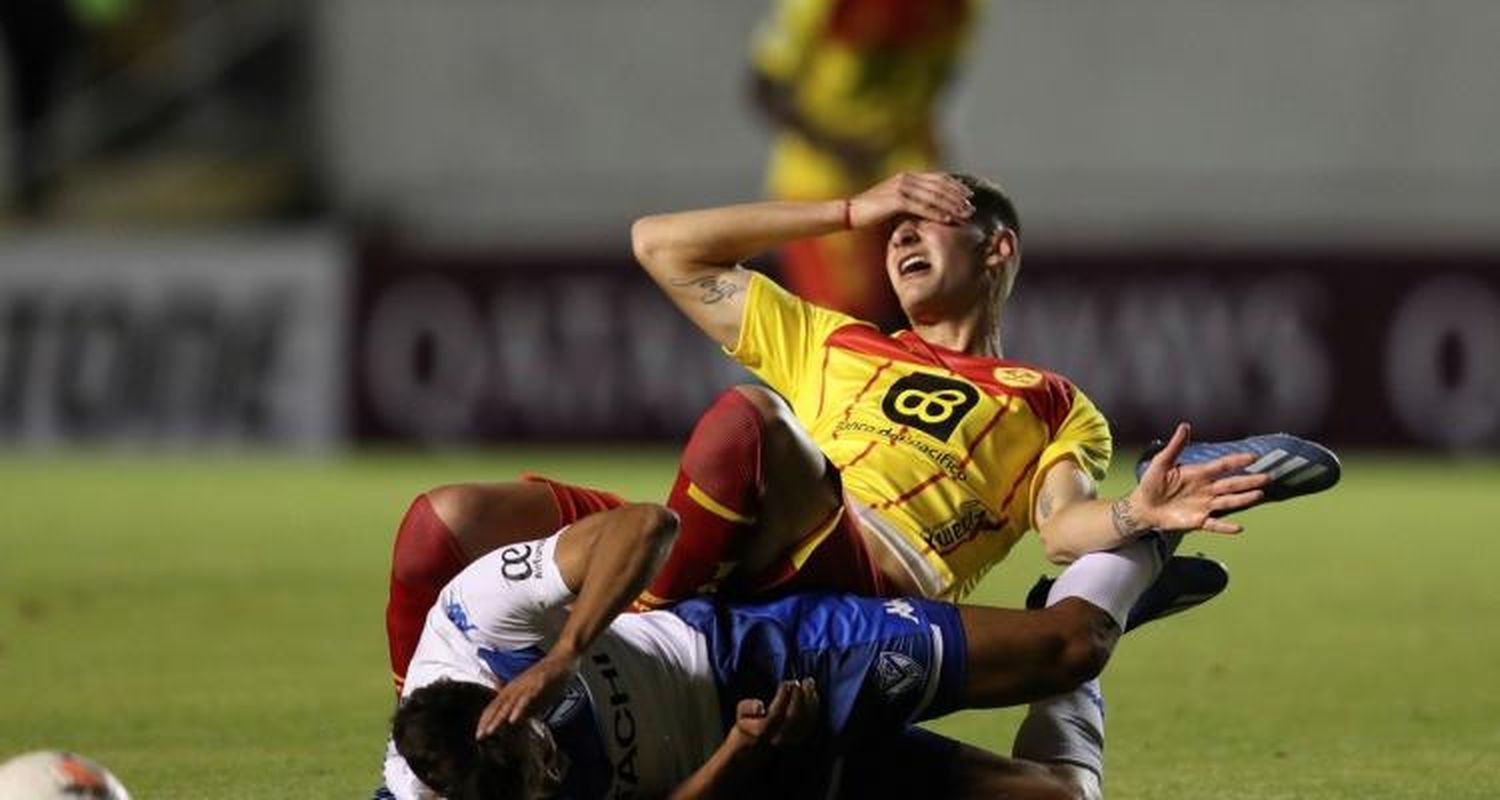 Ante Vélez por la Copa Sudamericana, Tomás Oneto fue expulsado y Aucas de Ecuador quedó eliminado con un gol agónico