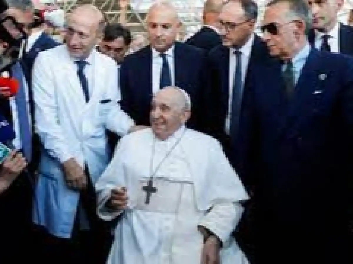 El Papa Francisco abandonó el hospital tras la cirugía: "Gracias, recen por mí, sigo vivo"