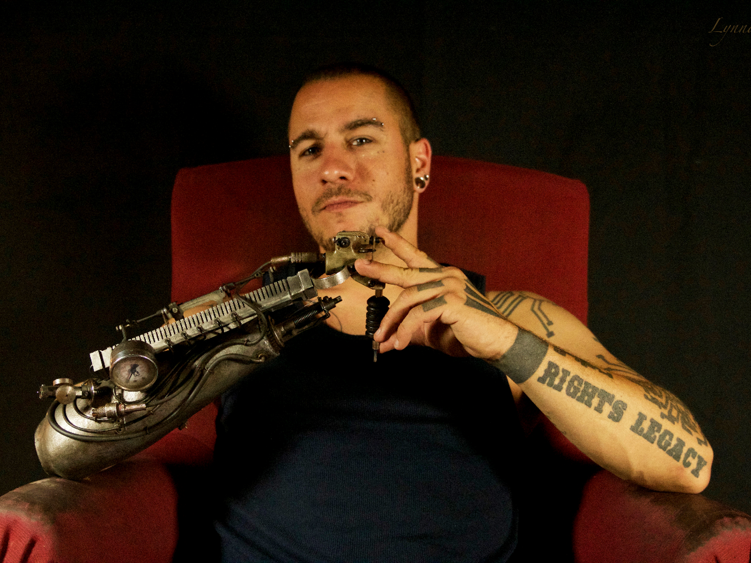 Perdió el brazo a los 10 años y hoy es uno de los mejores tatuadores del mundo