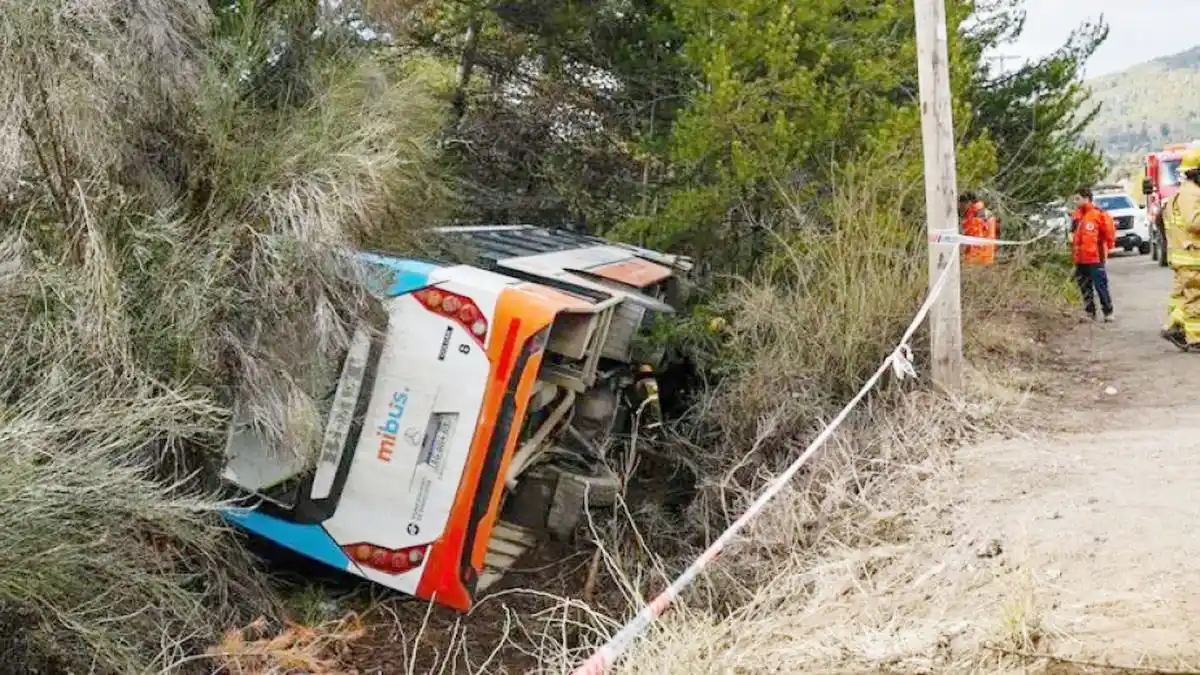 Un colectivo en el que viajaban 20 pasajeros volcó camino al Cerro Catedral
