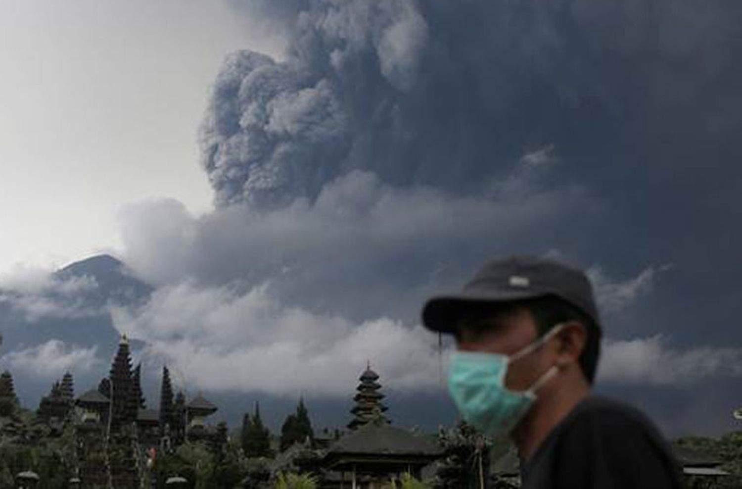 Balí en máxima alerta por la erupción de un volcán