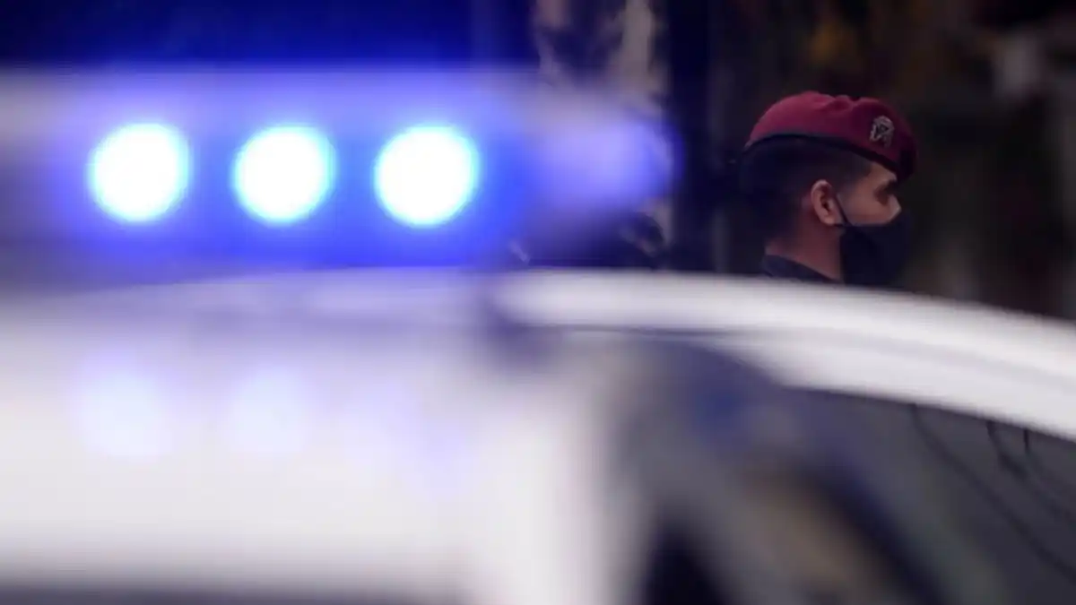 Un jubilado se encontró con un ladrón en la cocina y lo sacó a las piñas de su casa