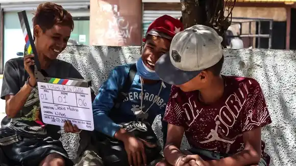Relatan su propia historia: niños de la calle producen video musical